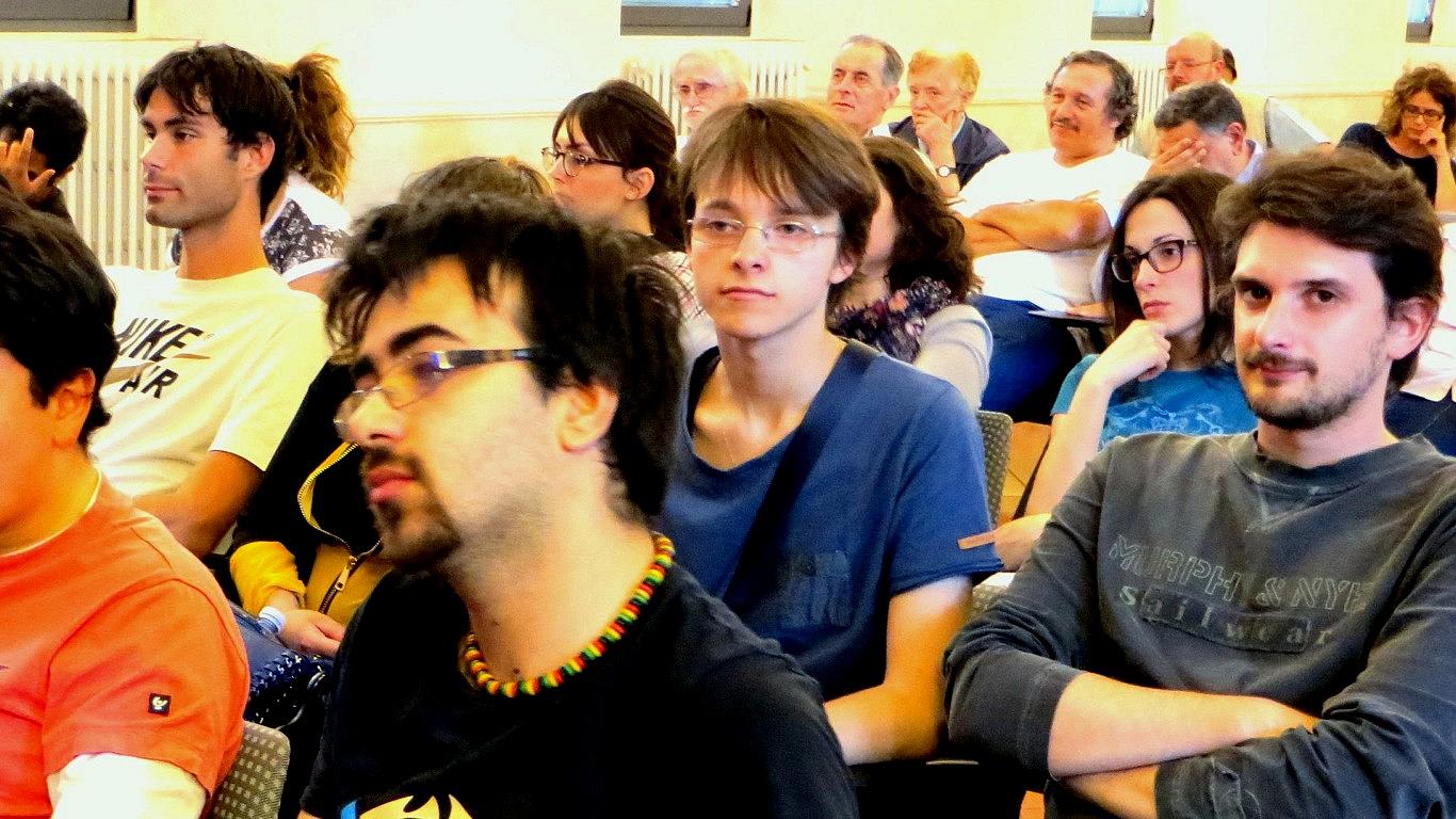 Alcuni giovani studenti partecipano alla conferenza sulla Via della Seta