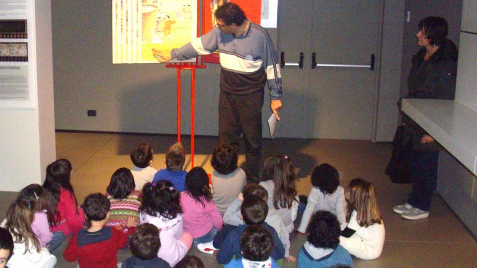 Anche i bimbi dell'infanzia, attentissimi alle storie esemplari di bambini della Cina