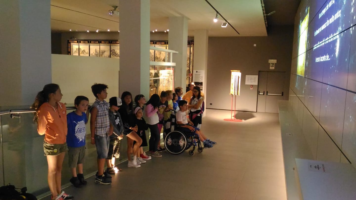 Gruppo di bimbi in visita, davanti alla Multivisione sull'Arcobaleno