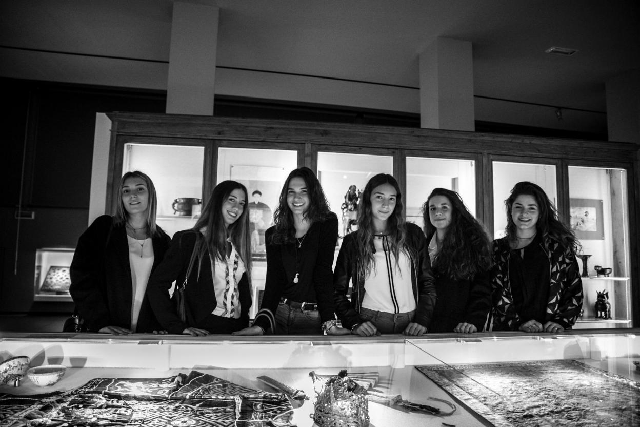 Gruppo di Giovani amici al Tavolo della Seta e di ceramiche Cinesi (Foto Antonio Pupa)