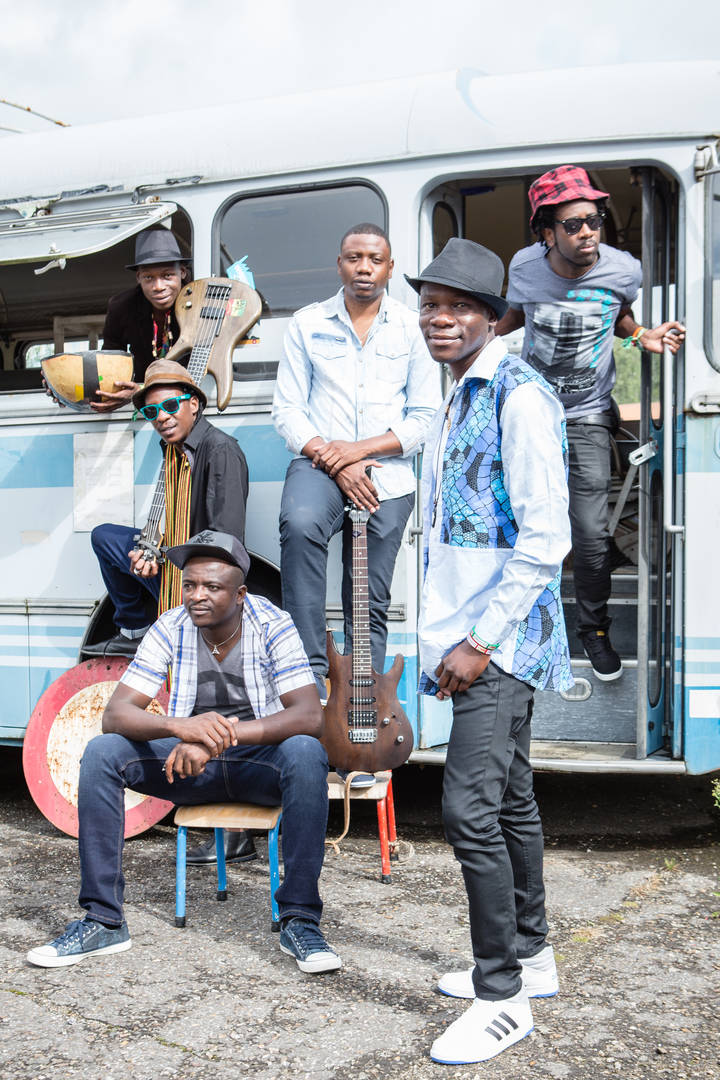 Gruppo musicale MOKOOMBA con il suo stile afro-fusion elettronico, incursioni reggae, funk e rap, e il cantante ivoriano BONI GNAHORÉ.