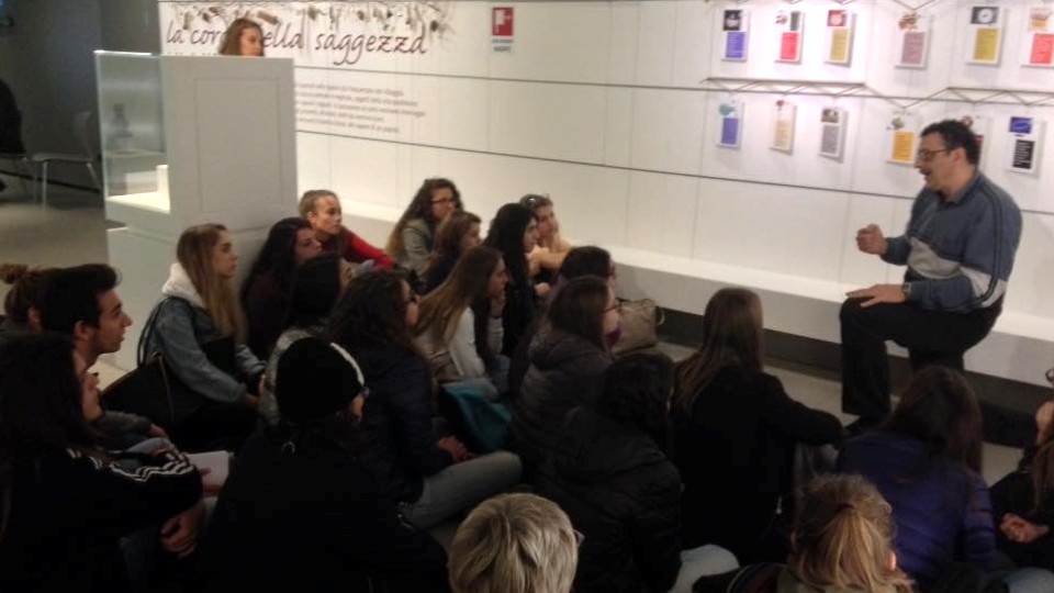 P. Alfredo conduce una classe a EXPOniamo anche Noi