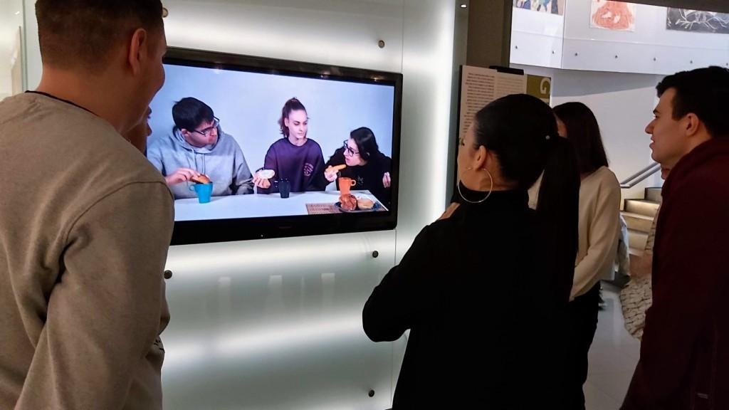 GIORNO DELL'INAUGURAZIONE - Il video all'inizio del percorso: fra sorrisi, il video esalta che l’educazione alimentare si apprende da piccoli ed è legata alla nostra identità, alla nostra storia.