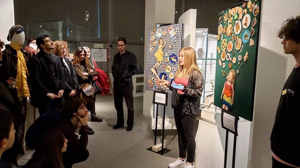 GUIDA - Gli ultimi due pannelli in mostra richiedono una sintesi logica: "Non mi aspettavo che sarebbe stato così coinvolgente."