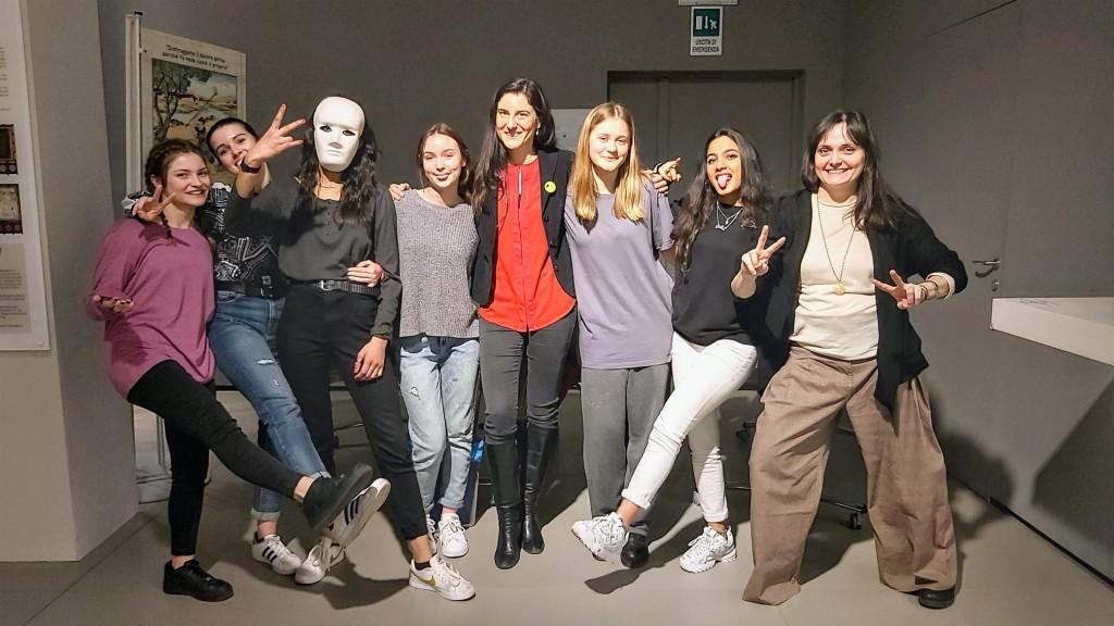 PERFORMANCE TEATRALE - Vivere per mangiare, mangiare per vivere? E’ una delle domande che ha guidato le ragazze nel pensare ad una performance che ci faccia riflettere sul nostro rapporto con il cibo.
