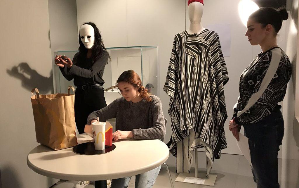 PERFORMANCE TEATRALE - Quante volte mangiamo di fretta, quante senza consapevolezza, quante per noia o per spezzare il tempo?