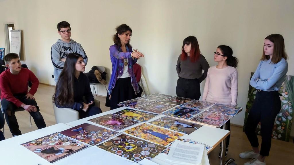 FORMAZIONE INIZIALE - Francesca al tavolo con le locandine della mostra