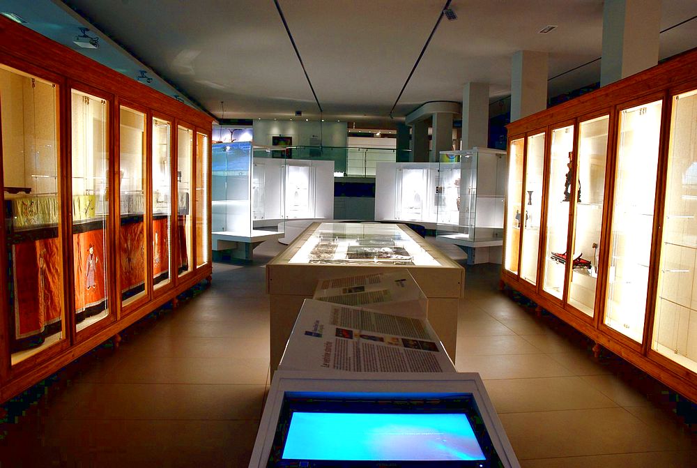 Sezione delle vetrine storiche e le ceramiche cinesi