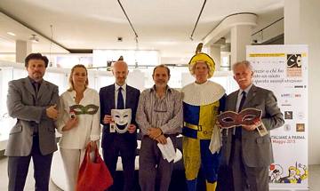 Scambio di battute davanti all'anfiteatro delle Ceramiche e Porcellane Cinesi, apprezzato dai Mass Media presenti al Museo.