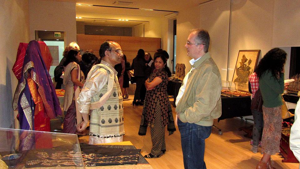 Gautam con un amico alla Mostra al Museo