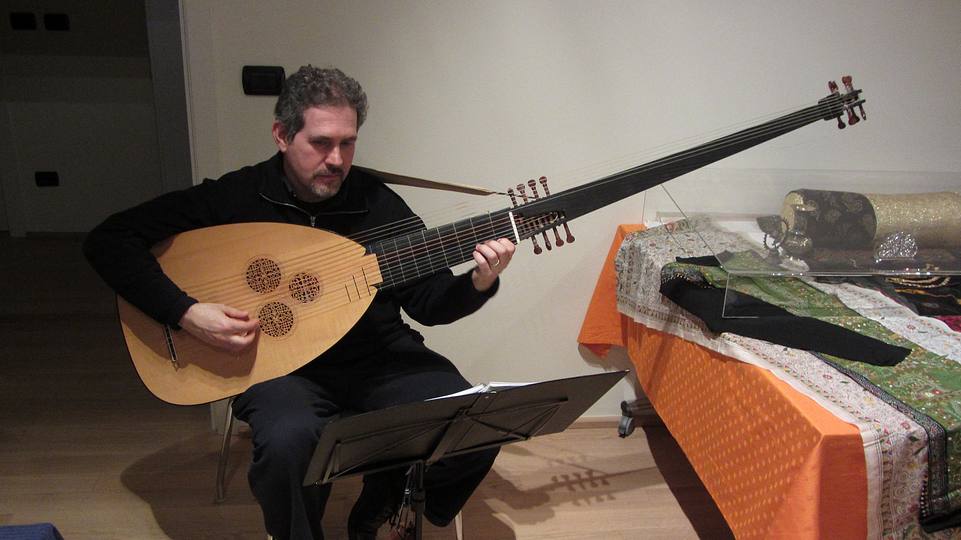 Richard accompagna musicalmente con la tiorba