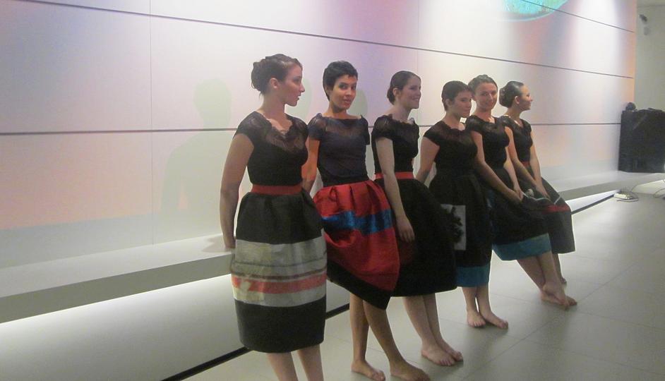 Le ragazze dell'Atelier Coreografico nei pressi della multivisione