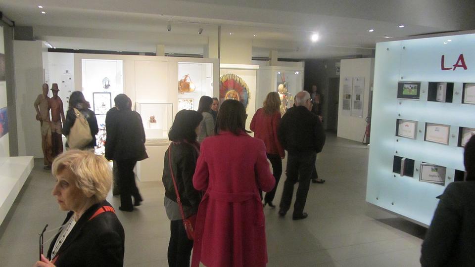 Partecipanti de 'La Sfilata Insolita' iniziano ad arrivare al Museo d'Arte Cinese ed Etnografico