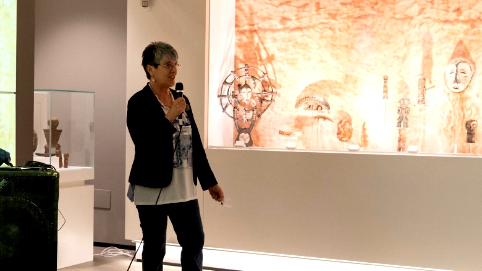 Donata Donati, presidente di Mappamondo, introduce la serata e Sfilata Insolita