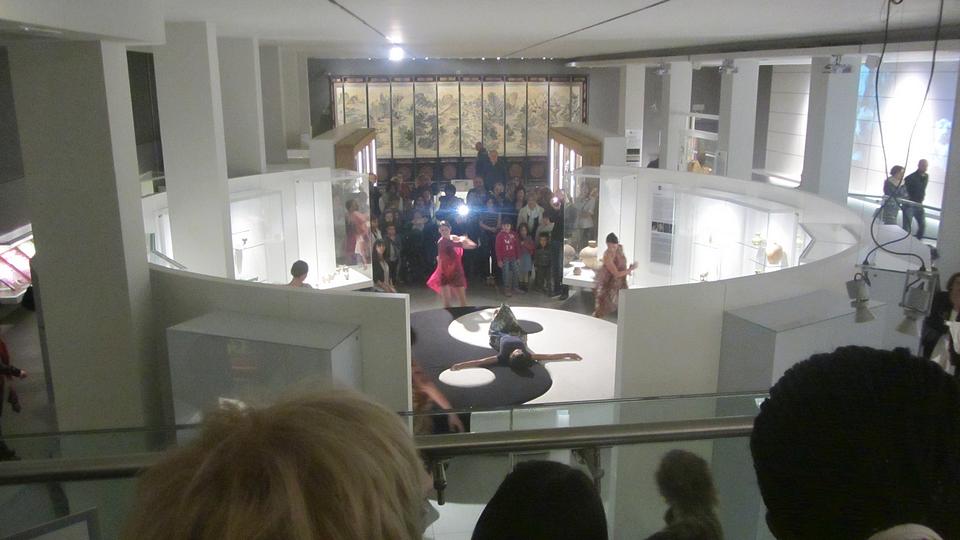 Le ragazze dell' Atelier Coreografico indossano capi insoliti