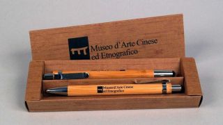 Set bambooin scatola di cartone con penna a scatto con inchiostro blu, matita a mine